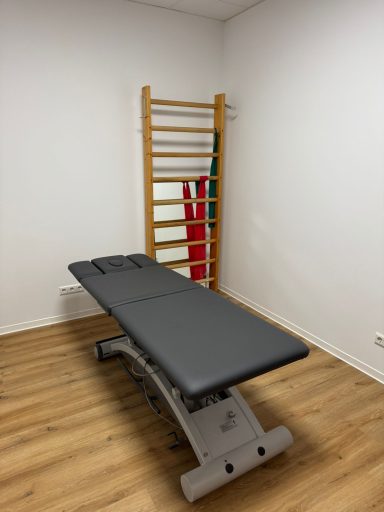 Therapietisch in einem Übungsraum mit Kletterwand im Hintergrund.
